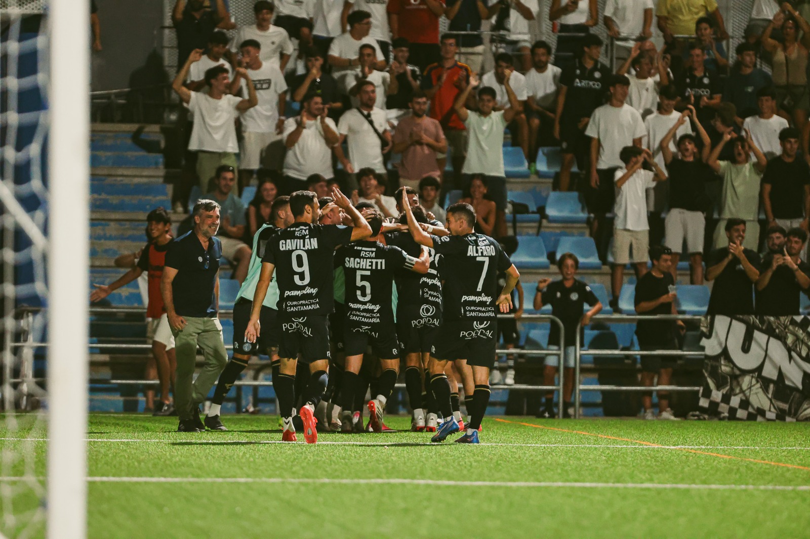 El equipo celebra el gol con la afición al fondo