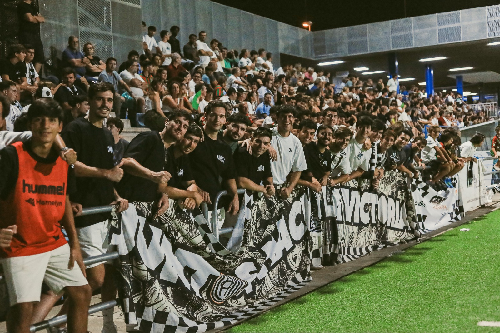 El fondo de la afición animando de noche