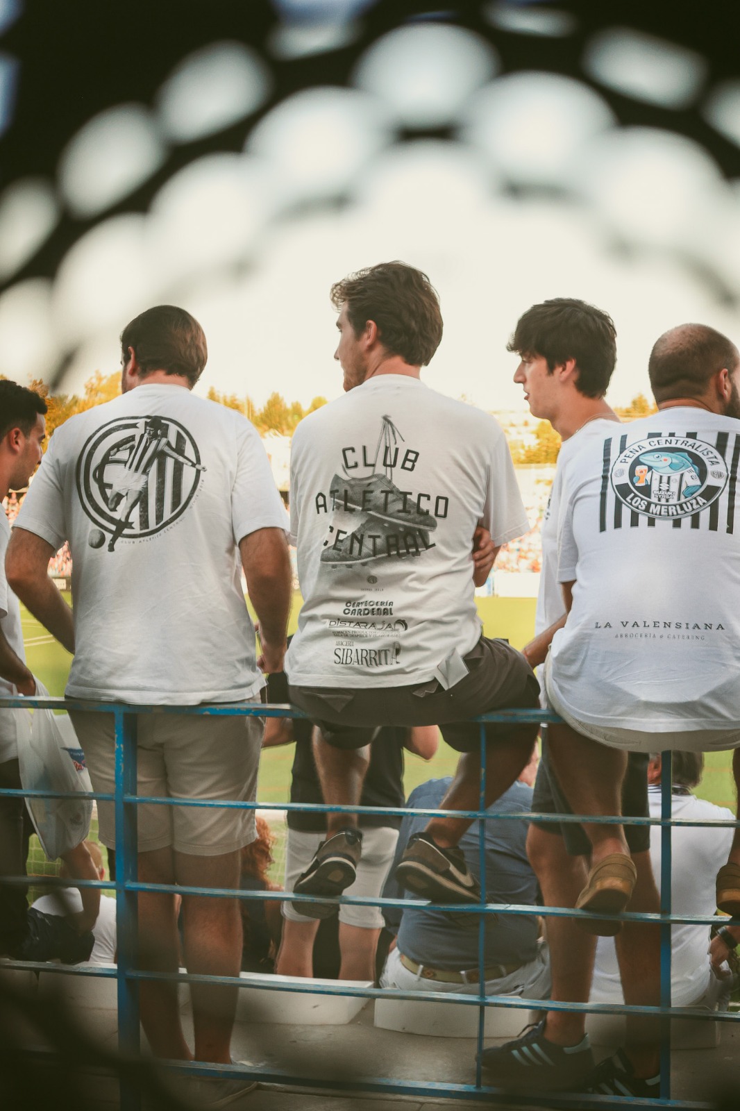 Aficionados con las camisetas del club en la valla