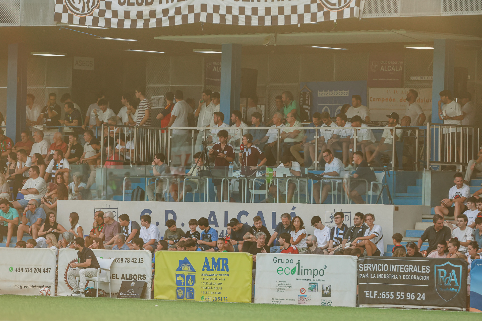 La tribuna con la prensa y los invitados del club