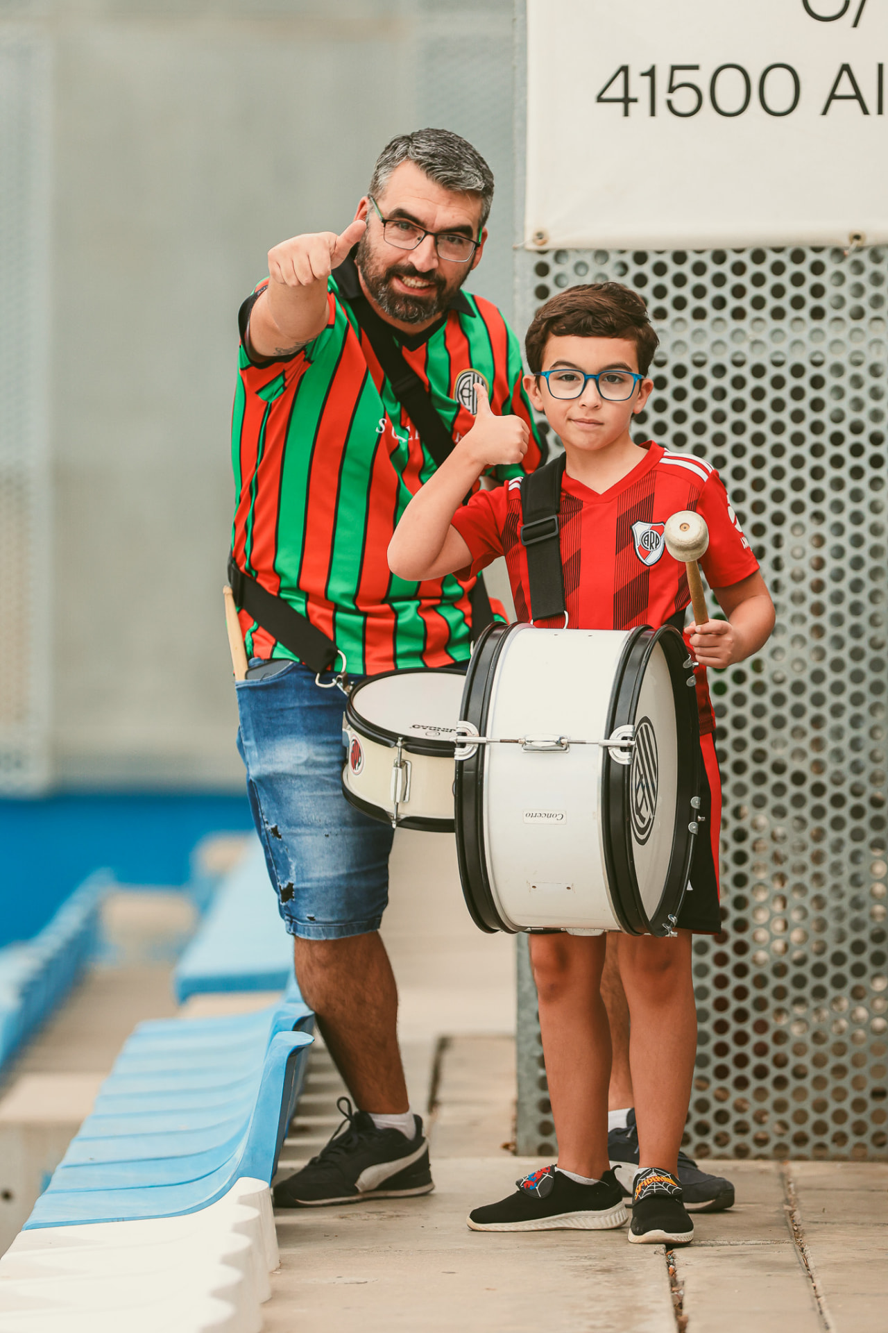 Padre e hijo con los bombos de la afición